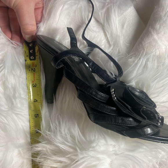 Women’s size 10 black high heels- cute flower and straps - Picture 4 of 4